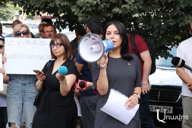 «Помните, трубы, которые снабжают вас нефтью и газом, обильно залиты армянской кровью». Демонстрация у здания ООН