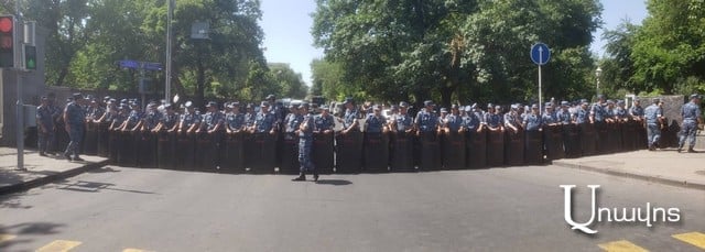 Полиция перекрыла улицу Демирчяна. Протестующие пойдут к зданию НС