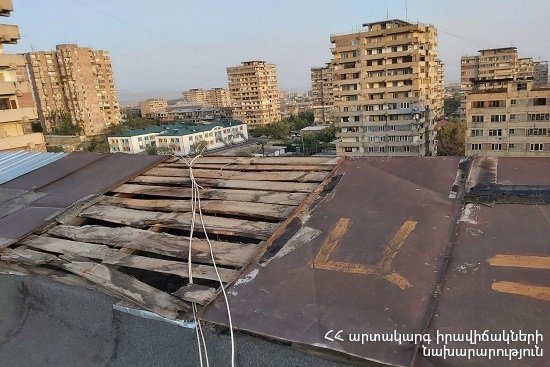 В результате ветра повреждены жестяные покрытия крыш домов в Ереване и в селе Гетапня