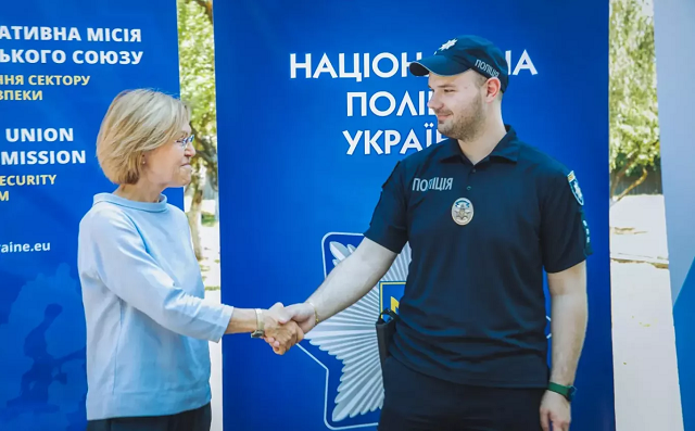 ЕС подарил украинским полицейским форму для массовых мероприятий