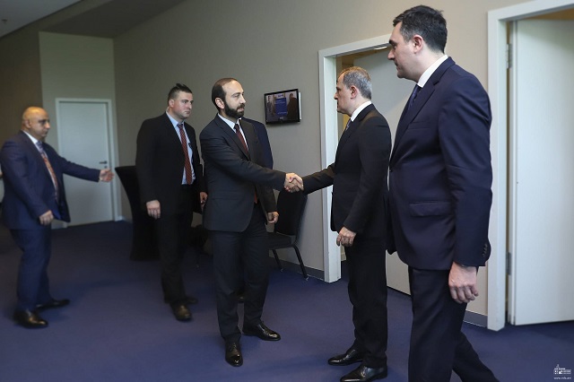 Арарат Мирзоян и Джейхун Байрамов обсудили широкий круг вопросов, связанных с нормализацией отношений между Арменией и Азербайджаном