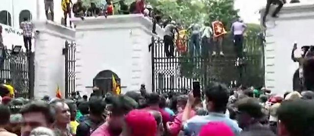 Протестующие на Шри-Ланке захватили резиденцию президента. РИА Новости