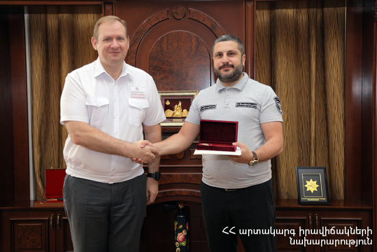 Генеральный директор ЗАО “Южно-Кавказская железная дорога” наградил Министра по ЧС медалью “Сотрудничество, взаимодействие”