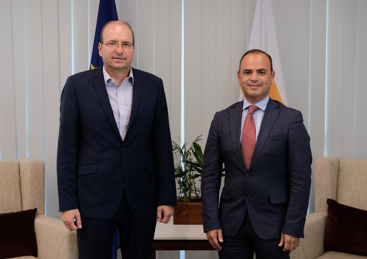 Заре Синанян встретился с министром обороны Кипра