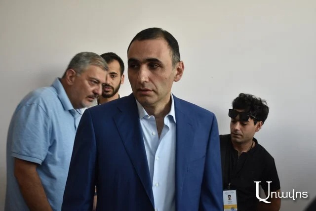 Несмотря на то, что обвинитель ходатайствовал об освобождении под залог, судья постановил задержать Аветика Чалабяна на 3 месяца