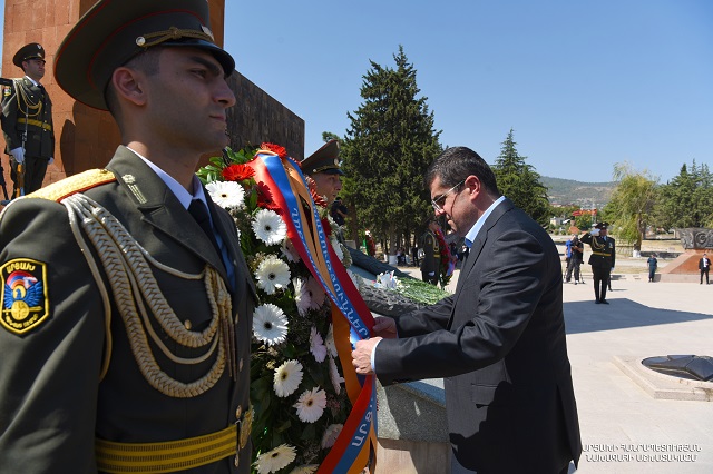 По случаю Дня Республики Арцах Араик Арутюнян посетил Степанакертский мемориальный комплекс