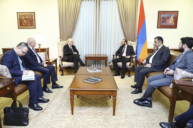 Во время встречи с Ховаевым Мирзоян отметил, что Азербайджан, силой пытаясь достичь своих максималистских целей, торпедирует усилия армянской стороны по установлению мира в регионе