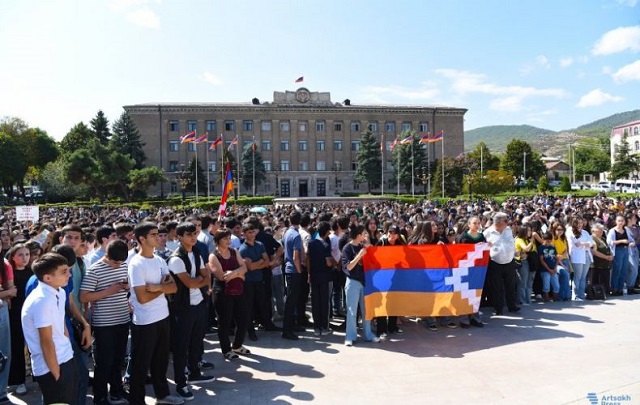 Участники всенародного митинга, проходящего в Степанакерте выступили с заявлением