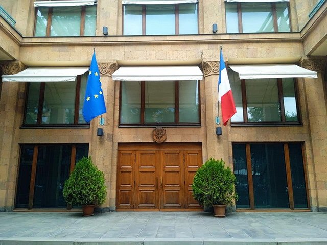 Франция сожалеет о гибели трех армянских солдат. Посольство