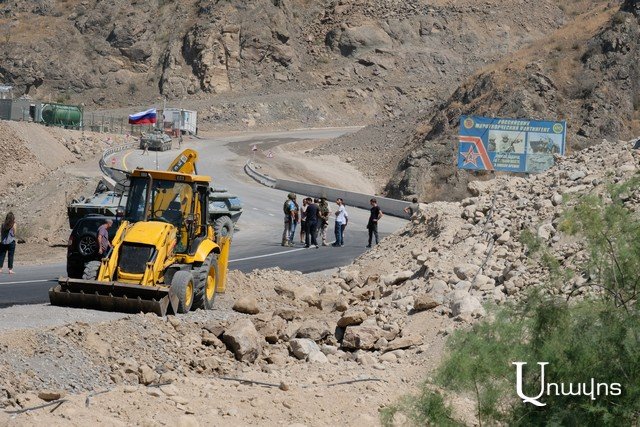 По временной дороге Горис-Степанакерт — в Арцах: миротворцы приветствуют армянские автомобили «доброй вестью»