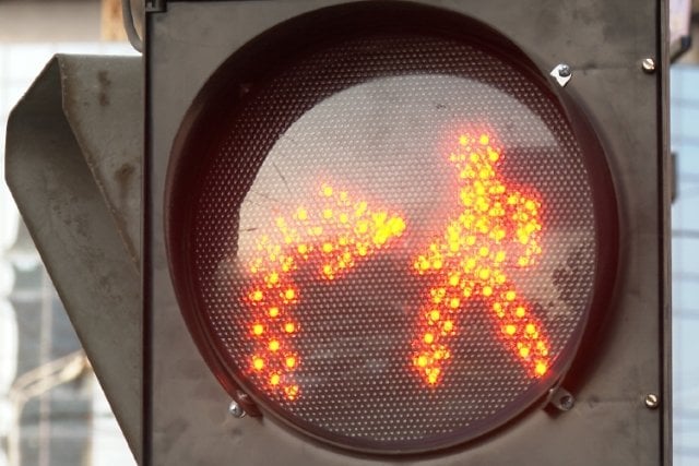На перекрестках с постоянным правосторонним движением установлен новый зеленый сигнал светофора