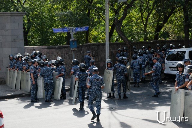Скопление сил полиции возле Национального собрания
