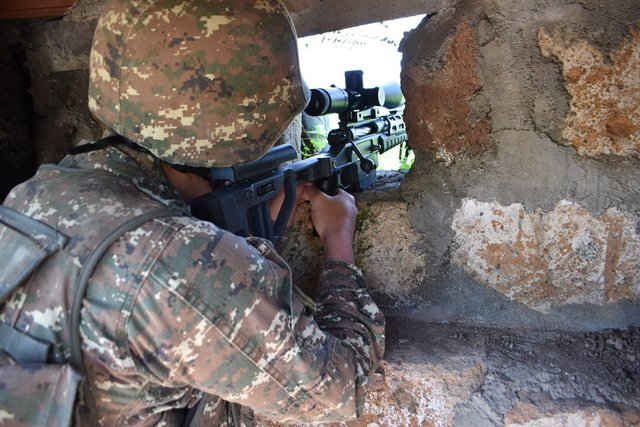Подразделения ВС Азербайджана открыли огонь в направлении армянских позиций в восточной части. Огонь был подавлен