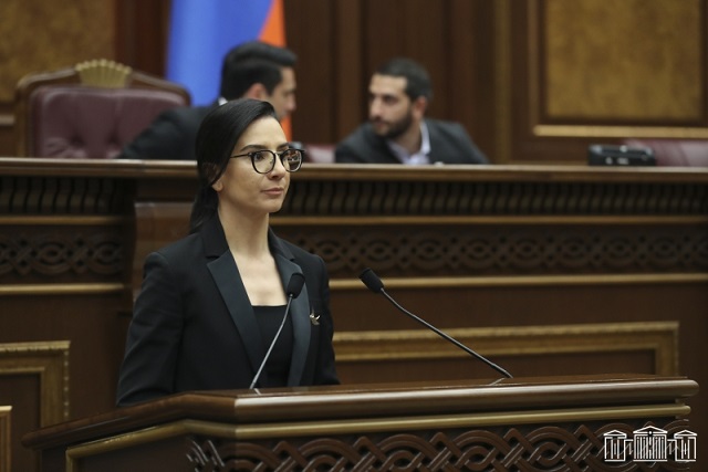 Анна Вардапетян приняла присягу в парламенте