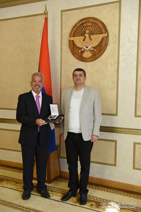 За заслуги перед Арцахом армянский меценат из диаспоры Вардан Назерян награжден медалью «Вачаган Барепашт»
