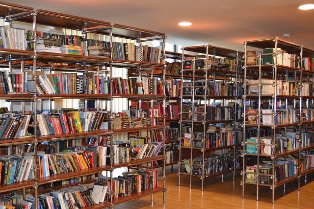 Завсегдатаи библиотеки Дома Москвы в Ереване довольны ее богатым книжным фондом