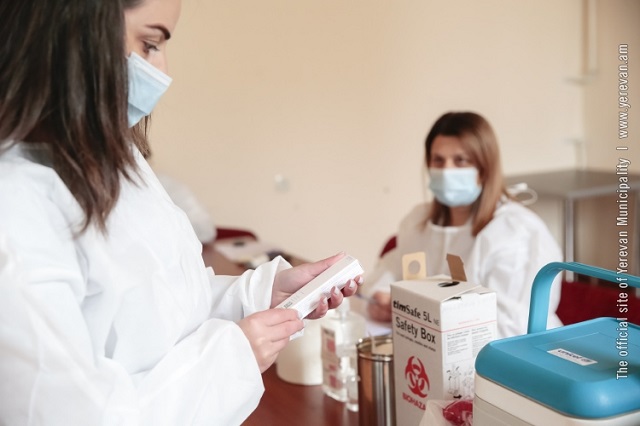 Персонал службы Скорой помощи Еревана вакцинируется против гриппа