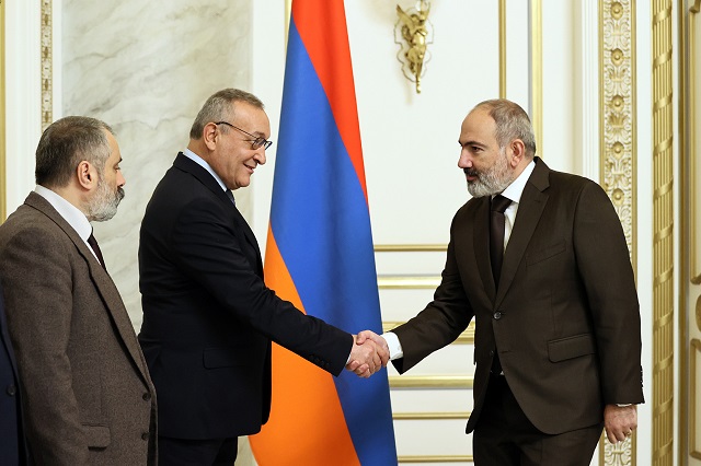 Премьер-министр Пашинян принял делегацию во главе с Араиком Арутюняном