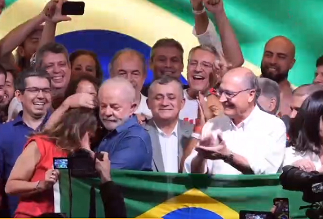 Бразилия: Лула да Силва празднует победу, Болсонару — молчит. Euronews