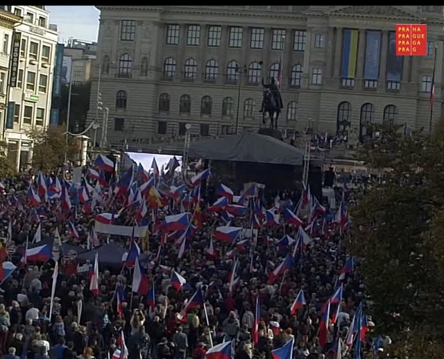 В Праге десятки тысяч вышли на антиправительственную акцию. Deutsche Welle