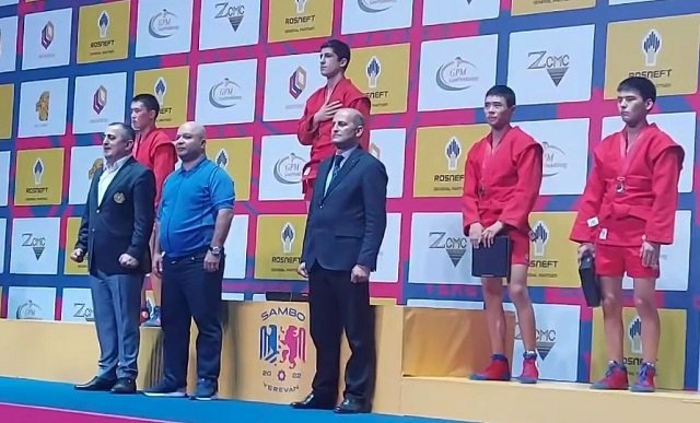 Роберт Симонян завоевал титул чемпиона мира по самбо среди юниоров
