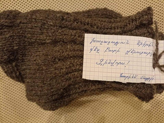 Армянские женщины вяжут теплые носки и шапки для солдат