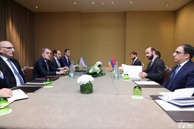 Во время встречи с Байрамовым Арарат Мирзоян подчеркнул, что военные преступления, совершенные ВС Азербайджана, должны удостоиться четкой оценки со стороны международных инстанций, а преступники должны быть привлечены к ответственности