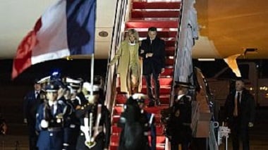 Президент Франции совершает государственный визит в США на фоне напряженных торговых отношений. Euronews