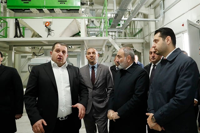 Премьер-министр прошелся по новому заводу и ознакомился с реализованными работами и производственным процессом