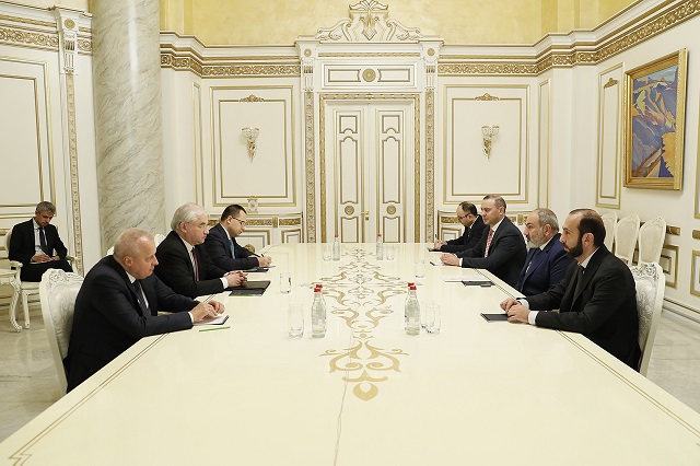 Пашинян и Ховаев обсудили итоги состоявшейся 31 октября в Сочи трехсторонней встречи лидеров Армении, России и Азербайджана, процесс урегулирования армяно-азербайджанских отношений и вопросы, связанные с нагорно-карабахской проблемой