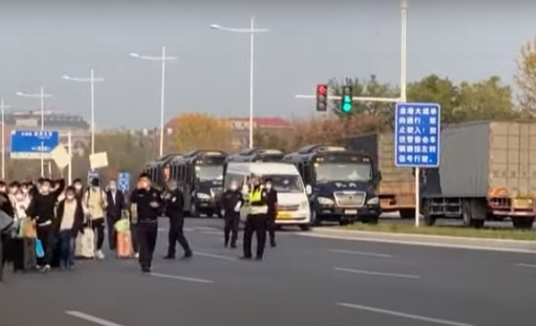 Китай: сотрудники завода Foxconn массово бежали из-за карантина. Euronews