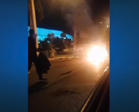 Иран: протестующие подожгли дом-музей аятоллы Хомейни. Euronews