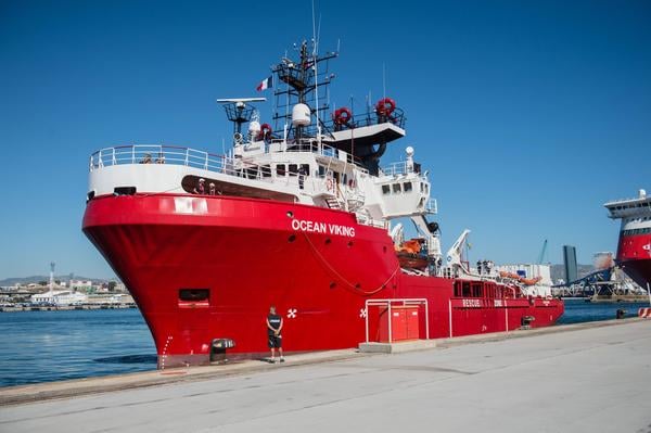 Ocean Viking прибыл в Тулон. Euronews