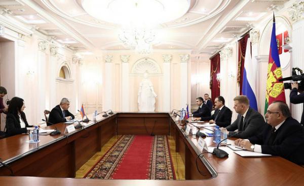 Губернатор Кубани отметил, что сегодня отношения двух стран испытывают на прочность, но Армения по-прежнему стратегический партнер Краснодарского края, сотрудничество с которым охватывает все ключевые сферы. Еркрамас