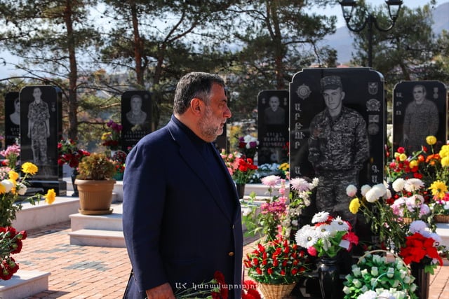 Алиев. «Мы готовы разговаривать с людьми, которые живут в Карабахе и хотят там жить. Но не с такими людьми как Варданян». Интерфакс