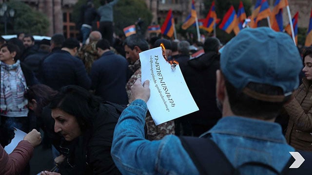 Демонстранты сожгли белые бумаги с надписью «Мирный договор — капитуляция»