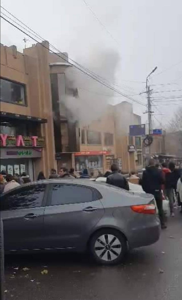 В центре Гюмри горит офисное здание