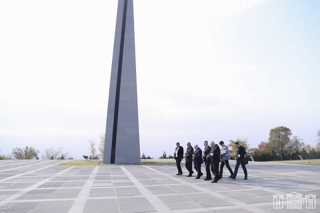 Депутаты Госдумы ФС РФ посетили мемориал в Цицернакаберде