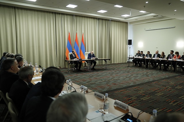 Премьер-министр провел встречу с главами аккредитованных за рубежом дипломатических представительств Республики Армения