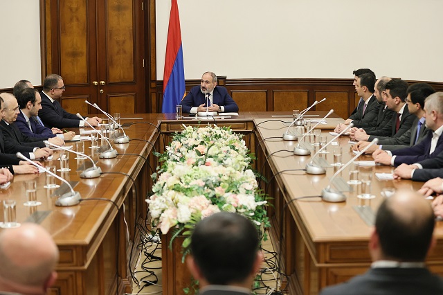 Премьер-министр поздравил Тиграна Хачатряна с назначением на новую должность и представил новоназначенного министра аппарату министерства финансов