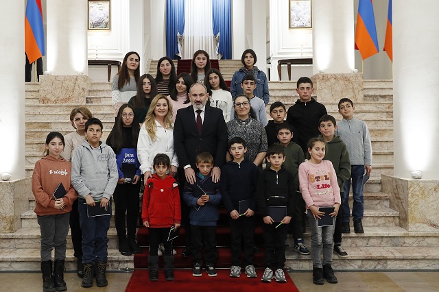 Никол Пашинян принял группу школьников из Сюникской области