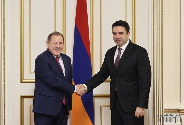 Ален Симонян принял новоназначенного посла Алжира в Армении Смаила Бенамару
