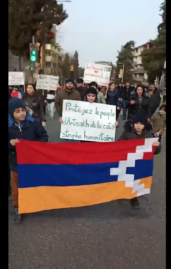 «Весь мир отвернулся от нас»: жители Арцаха идут к блокпосту российских миротворцев