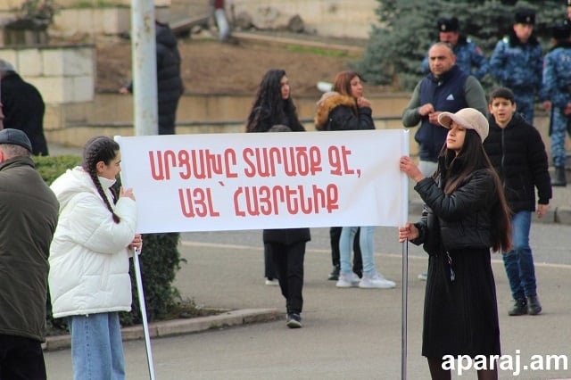 На площади Возрождения в Степанакерте начался общенациональный митинг