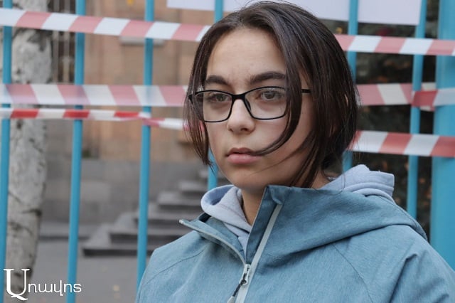 Марал, потерявшая свой дом в Кесабе и позже с семьей поселившаяся в Арцахе, не может вернуться в Мец Шен к своим родителям: она приехала в Ереван на операцию