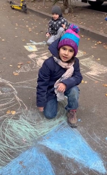 Дети проводят творческую акцию протеста перед офисом ООН в Армении