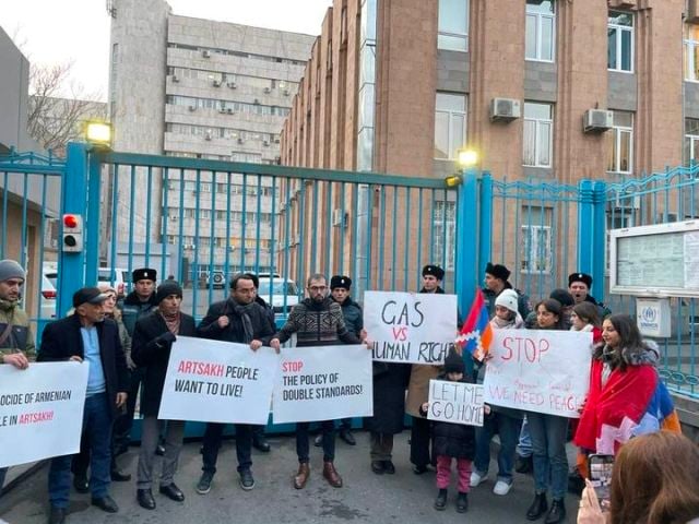 «Группа протестующих перекрыла все входы в офис ООН в Армении, так же, как перекрыт въезд в Арцах»