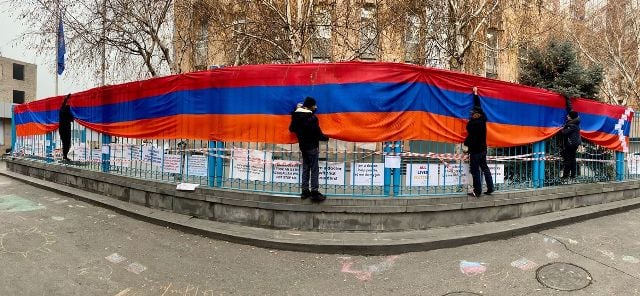 22-метровый флаг Республики Арцах — на ограде офиса ООН в Армении