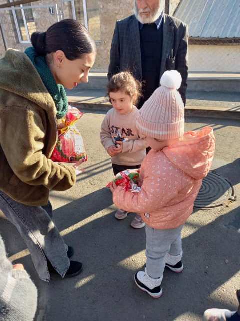 Дети, проживающие в Степанакерте, получили свою порцию подарков из мешка Деда Мороза