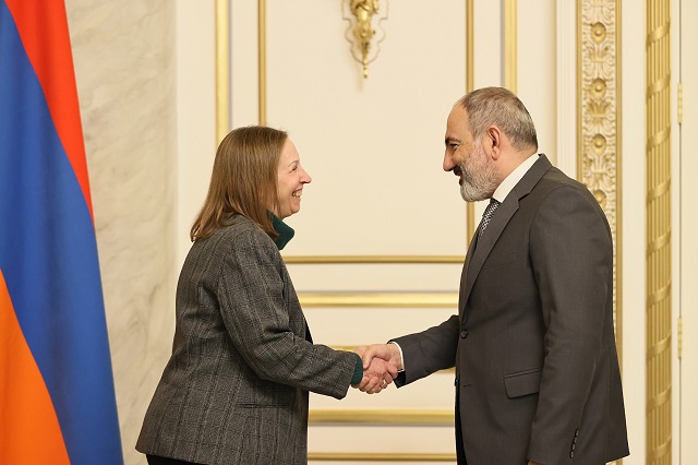 Премьер-министр Пашинян провел прощальную встречу с послом США в Армении Линн Трейси